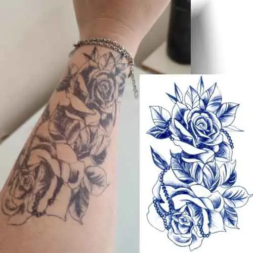 Tatouage double rose au jagua Mikiti tattoo Tatouage éphémère double rose au jagua, ultra-réaliste avec une teinte bleu nuit, une tenue longue de 8 à 15 jours et une application facile.