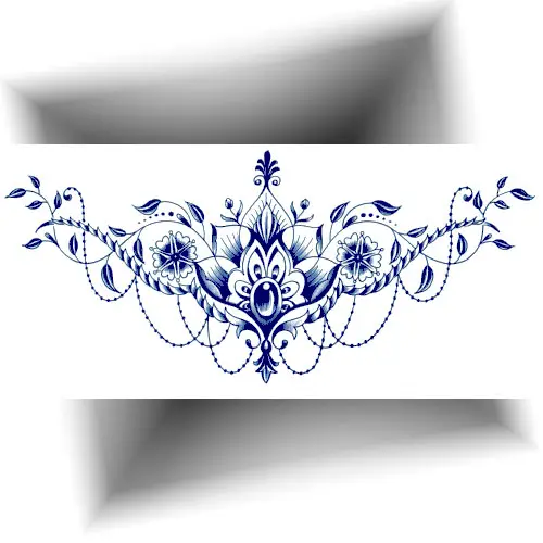Un tatouage éphémère au jagua appliqué sur le bas du dos, avec une teinte bleu nuit qui imite parfaitement un tatouage permanent. Ce design met en valeur les courbes féminines et offre une touche sensuelle.