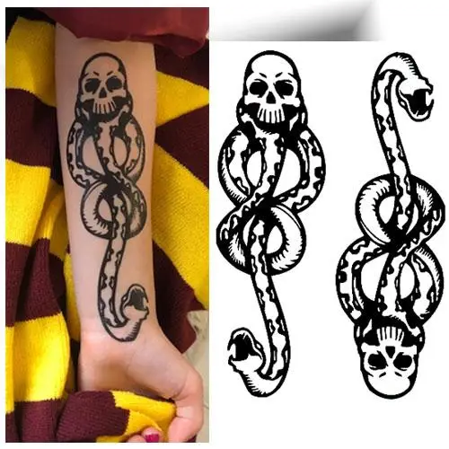 Tatouage temporaire marque des ténèbres avec motif crâne et serpent.