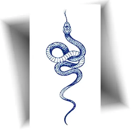 Tatouage petit serpent au jagua, avec sa teinte bleu nuit réaliste, symbole de transformation et de protection, qui dure jusqu’à 15 jours.