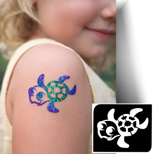 Pochoir adhésif en forme de tortue permettant de créer un tatouage éphémère.
