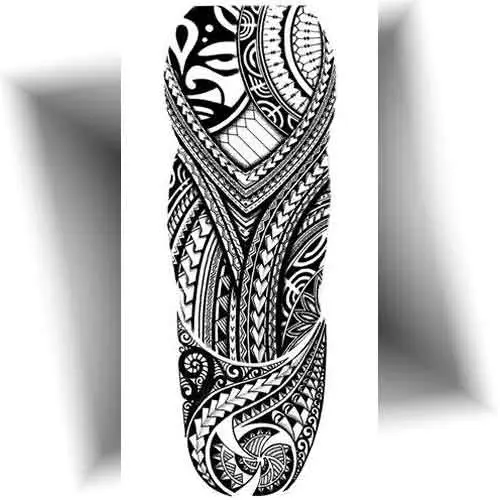 Tatouage éphémère de grande taille avec motifs polynésiens, représentant un tiki, des pointes de lance, des vagues et des coquillages, parfait pour recouvrir entièrement le bras.