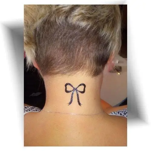 Tatouage temporaire nœud noir, une planche de motifs en plusieurs tailles, inspirée de la dentelle. Idéal pour ajouter une touche de féminité à votre look.