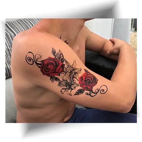 Tatouage fleur de lys ultra-réaliste, un design pour hommes et femmes.