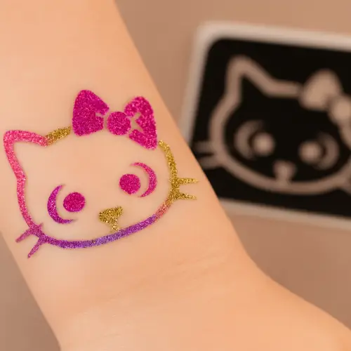 Tatouage temporaire scintillant en forme de tête de chat avec un nœud.