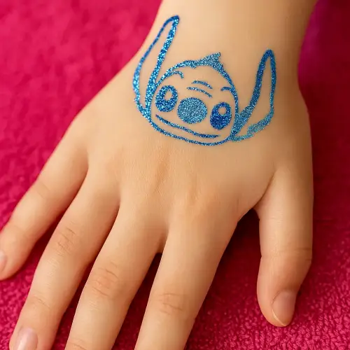 tatouage-paillette-enfant-extraterrestre-mikiti-tattoo Tatouage temporaire pailleté représentant une tête d’extraterrestre, réalisé avec un pochoir adhésif, de la colle cosmétique et des paillettes.